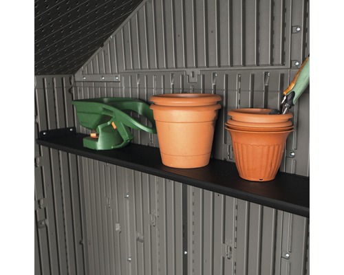 Plank in tuinhuis met strooiwagen en plantenpotten
