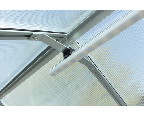 Binnenaanzicht van een kas met LED-verlichting en aluminium frame