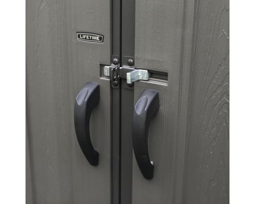 Detailopname van een tuinkastdeur met handgrepen, grendel en Lifetime logo