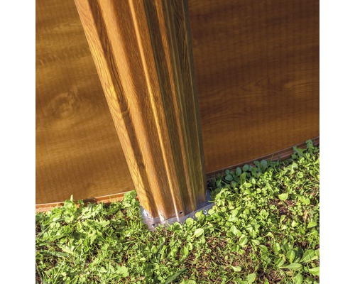 Detail van een tuinhuisconstructie met palen en wandelementen in de buitenruimte.