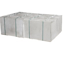 Stapel grijze straatstenen met plastic banden