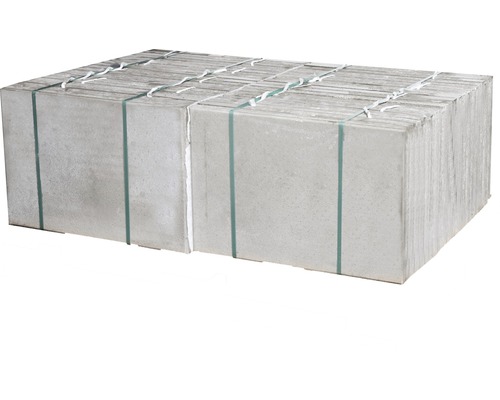 Stapel grijze straatstenen met plastic banden