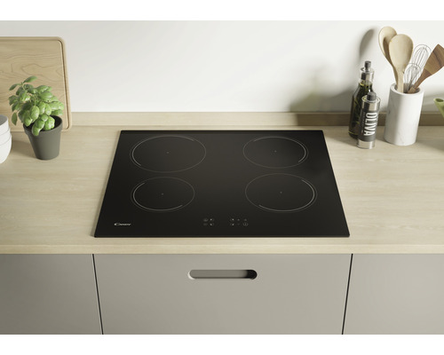 Zwarte kookplaat met vier kookzones in een keuken