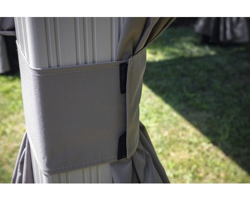 Detailopname van een paviljoenstang met gordijnbevestiging