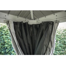 Detailopname van een tuinpaviljoen met gordijnen en een muggennet