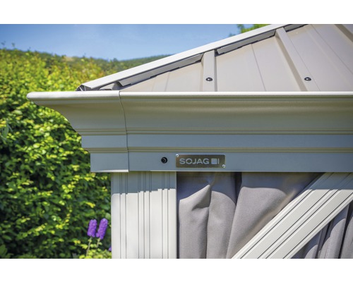 Detailopname tuinpaviljoen met Sojag logo