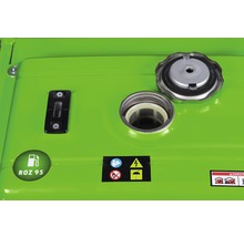 Gedetailleerd beeld van een generator met open tankdop, brandstofinformatie ROZ 95 en veiligheidssymbolen
