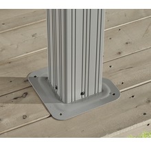 Detail van een paviljoensteun met voetbevestiging op een houten terras.