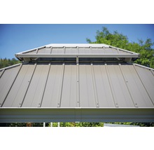 Detailopname van het metalen dak van een tuinpaviljoen