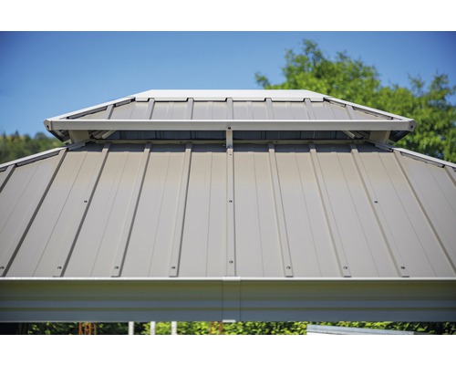 Detailopname van het metalen dak van een tuinpaviljoen