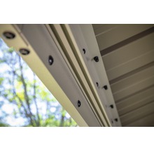 Detailopname van een terrasoverkapping met schroefverbindingen