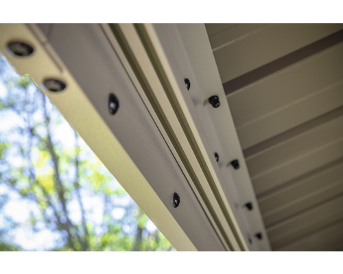 Detailopname van een terrasoverkapping met schroefverbindingen