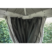 Detail van een tuinpaviljoen met horren en gordijnen