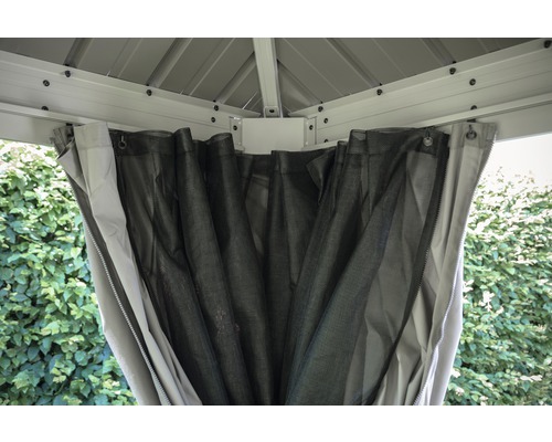 Detail van een tuinpaviljoen met horren en gordijnen