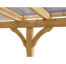 Gedetailleerd aanzicht van een houten constructie met balken en een transparant dak