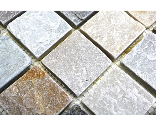 Detailopname van natuursteenmozaïektegels op een net