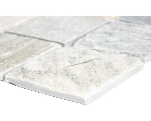 Detailopname van een natuursteenmozaïektegel