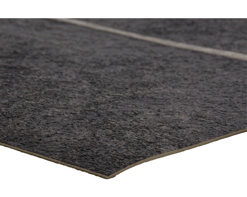 Close-up van een vloertegel met een ruwe textuur en steenlook