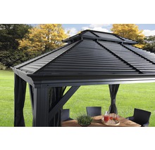 Tuinpaviljoen met metalen dak, tafel en stoelen op een gazon