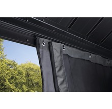 Detailopname van een tuinpaviljoen met hor en gordijn met ritssluiting