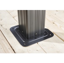 Detailopname van een paviljoenpilaar met bevestigingsvoet op een houten vloer.