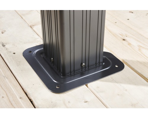 Detailopname van een paviljoenpilaar met bevestigingsvoet op een houten vloer.