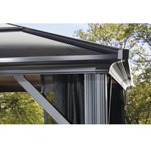 Detailopname van een tuinpaviljoen met dak, dakgoot en insectenwering