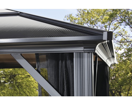 Detailopname van een tuinpaviljoen met dak, dakgoot en insectenwering