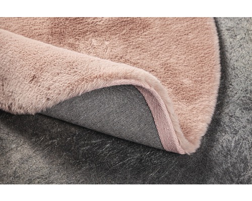 Detailweergave van een tapijt met pool en geweven onderkant