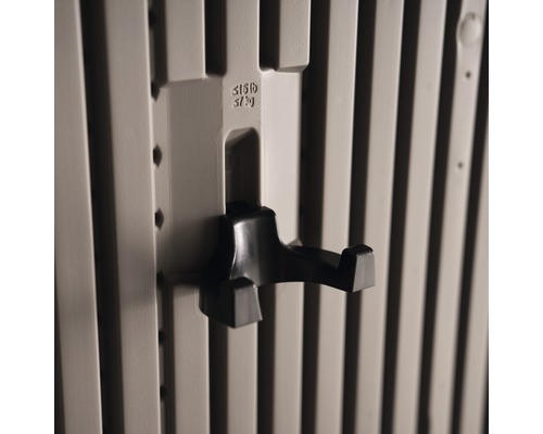 Detailopname van een gereedschapswand met haken voor het opbergen van gereedschap