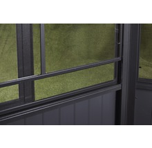 Detail van een zwarte terrasoverkapping met geïntegreerd insectenhor