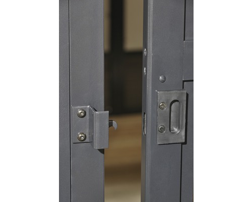 Detailopname van een tuinpoort met sluitmechanisme