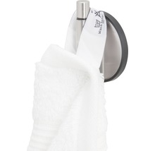 Handdoekhaak met een witte handdoek