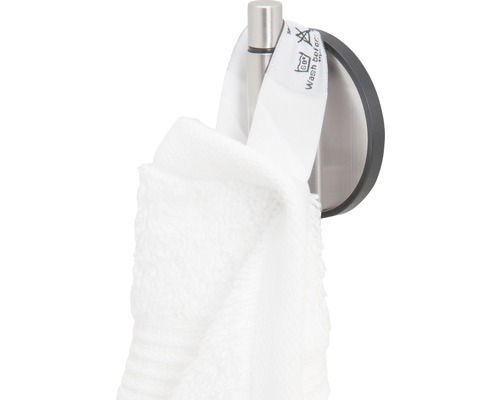Handdoekhaak met een witte handdoek