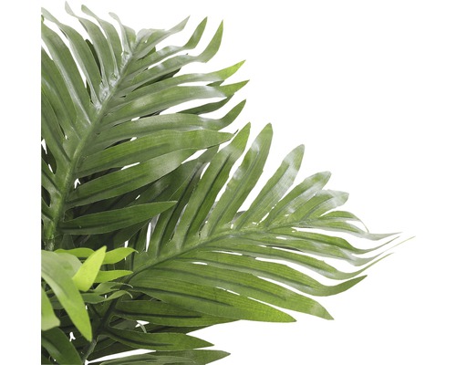 Close-up van een kunstmatige palm met groene bladeren als decoratie