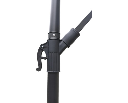 Detailopname van een parasol met hendelmechanisme voor het aanpassen van de hellingshoek.