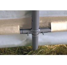 Detailopname van een tentconstructie met stalen frame en schroeven op gras.