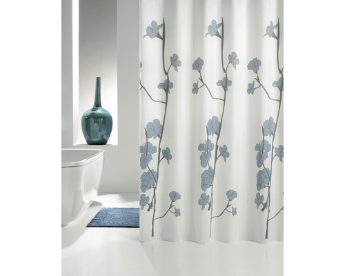 Badkamerscène met bad, decoratieve vaas, badmat en douchegordijn met bloemdecoratie