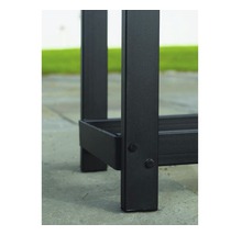 Detail van een zwarte metalen tafel met focus op de tafelpoten