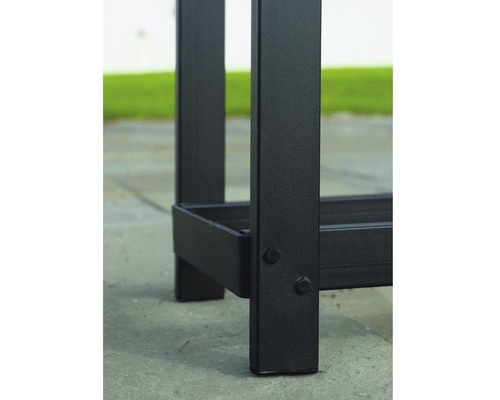 Detail van een zwarte metalen tafel met focus op de tafelpoten