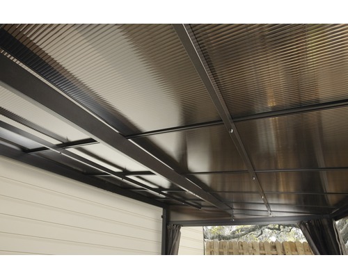 Detailopname van een terrasoverkapping met trapeziumvormig dak en frameconstructie