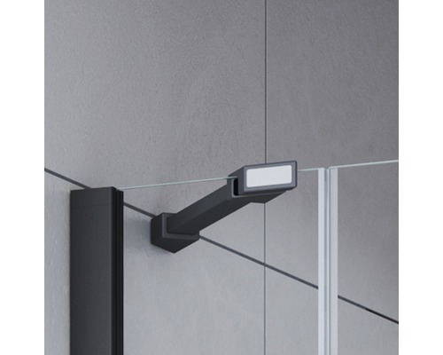 Detail van een douchecabine met stabilisatiestang
