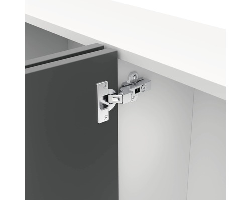 Scharnier bevestigd aan een meubeldeur