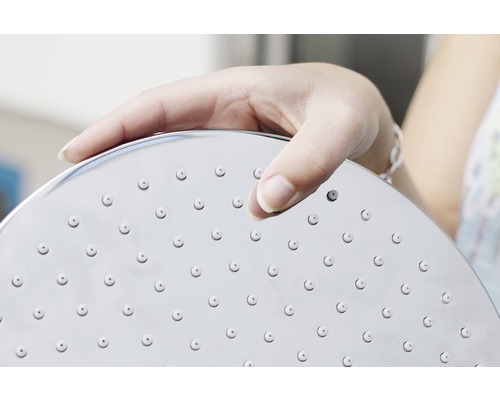 Hand houdt douchekop met sproeikop vast