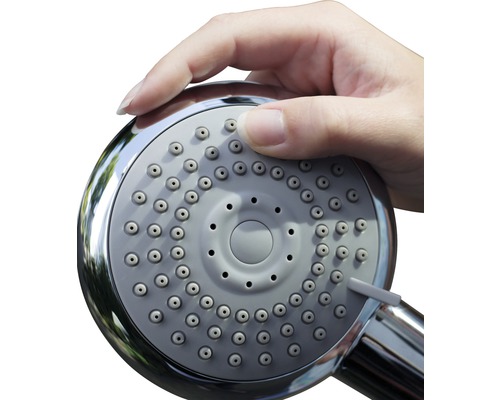 Hand houdt douchekop vast