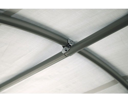 Detailaanzicht van de dakconstructie van een paviljoen met metalen frame en stoffen dak