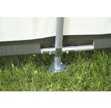 Detailopname van een partytentframe met buisverbinding en voetstuk op een gazon.