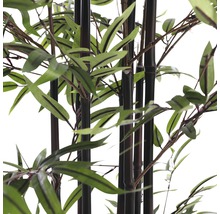 Close-up van kunstbamboe met groene bladeren