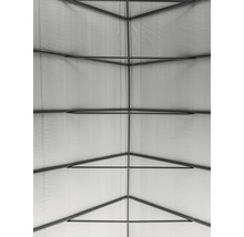 Binnenaanzicht van een tent met metalen frame en stoffen dak