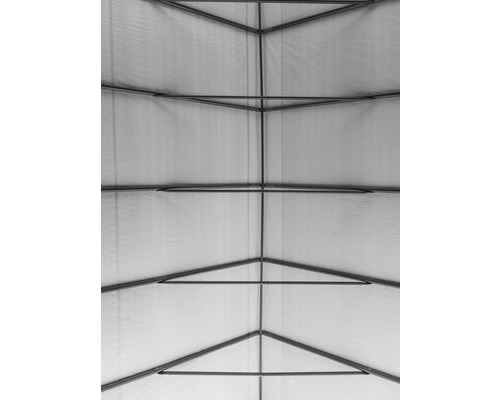 Binnenaanzicht van een tent met metalen frame en stoffen dak